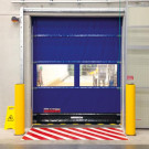 Bollards da 250 mm di diametro a protezione dei lati dell'entrata magazzino.jpg