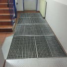 Sistema per la pulizia delle suole Profilgate tra la porta e le scale.jpg