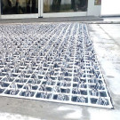 Primo piano spazzole profilgate bianco-nere ideali per la pulizia delle suole.jpg