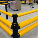 Traffic Double-Rail iFlex Barrier che delimita un perimetro di protezione.jpg