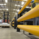 Traffic Double-Rail iFlex Barrier con pedone protetto da muletto in movimento.jpg